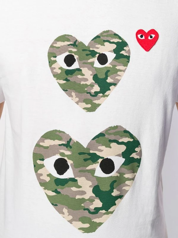 Comme Des Garçons Play WHITE/CAMO T-shirt à Cœur Imprimé Femme 7 Comme Des Garçons Play WHITE/CAMO T-shirt à Cœur Imprimé Femme – Image 5