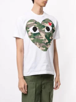 Comme Des Garçons Play T-shirt à Cœur à Motif Camouflage WHITE -Comme Des Garçons Play Soldes Boutique 14944507 25317123 600