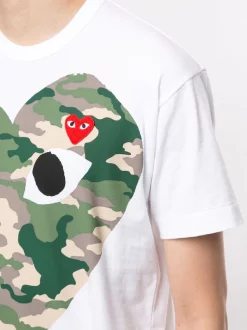 Comme Des Garçons Play T-shirt à Cœur à Motif Camouflage WHITE -Comme Des Garçons Play Soldes Boutique 14944507 25317128 600