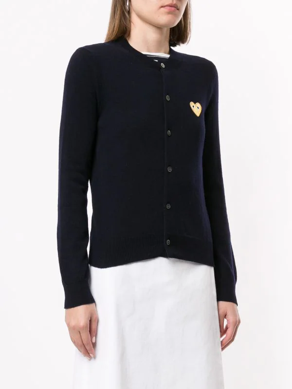 Comme Des Garçons Play NAVY Cardigan à Patch Logo Femme 5 Comme Des Garçons Play NAVY Cardigan à Patch Logo Femme – Image 3