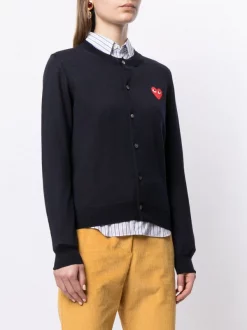 Comme Des Garçons Play Cardigan En Maille Fine à Logo Intarsia NAVY -Comme Des Garçons Play Soldes Boutique 16178544 30896758 600