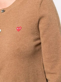 Comme Des Garçons Play Brown Cardigan En Maille Fine à Patch Logo Femme -Comme Des Garçons Play Soldes Boutique 17410867 36104284 600